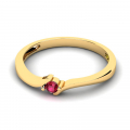Delikatny pierścionek złoty z czerwoną cyrkonią