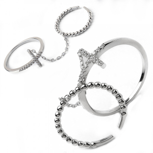 Dwa pierścionki srebrne na łańcuszku z krzyżem
