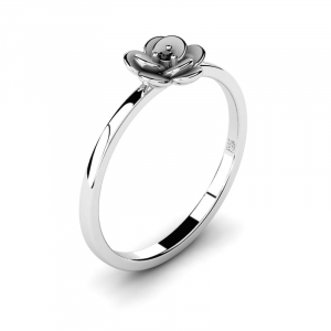 14k white gold flower ring with black diamond 